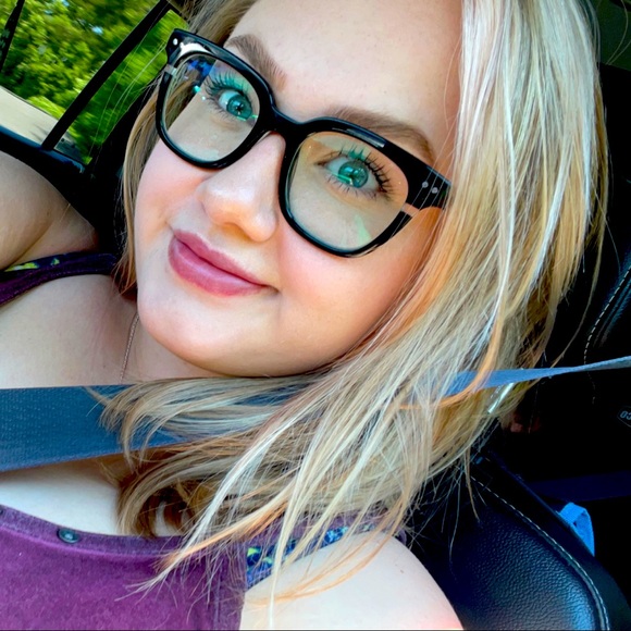 Meet your Posher, Marissa - Picture 1 of 4